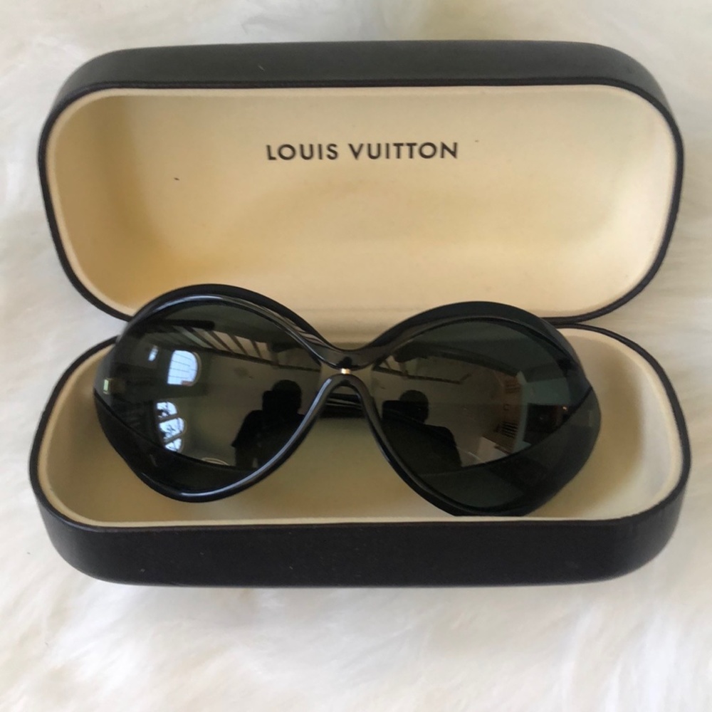 Louis Vuitton DAPHNE Polarized Sunglasses - Picture 10 of 11